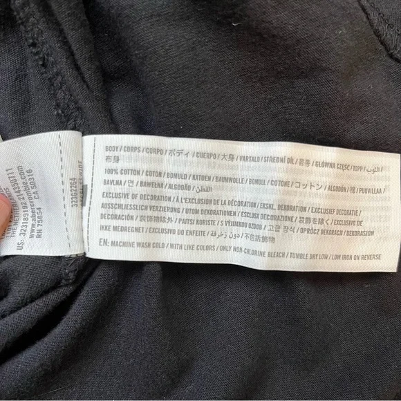 Hollister Curved Hem, Crew Neck Black with Floral Long Sleeve Tee, Men's Medium - Picture 5 of 10